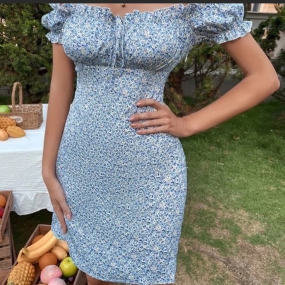 New- floral off the shoulder dress flattering silhouette - Picture 3 of 4